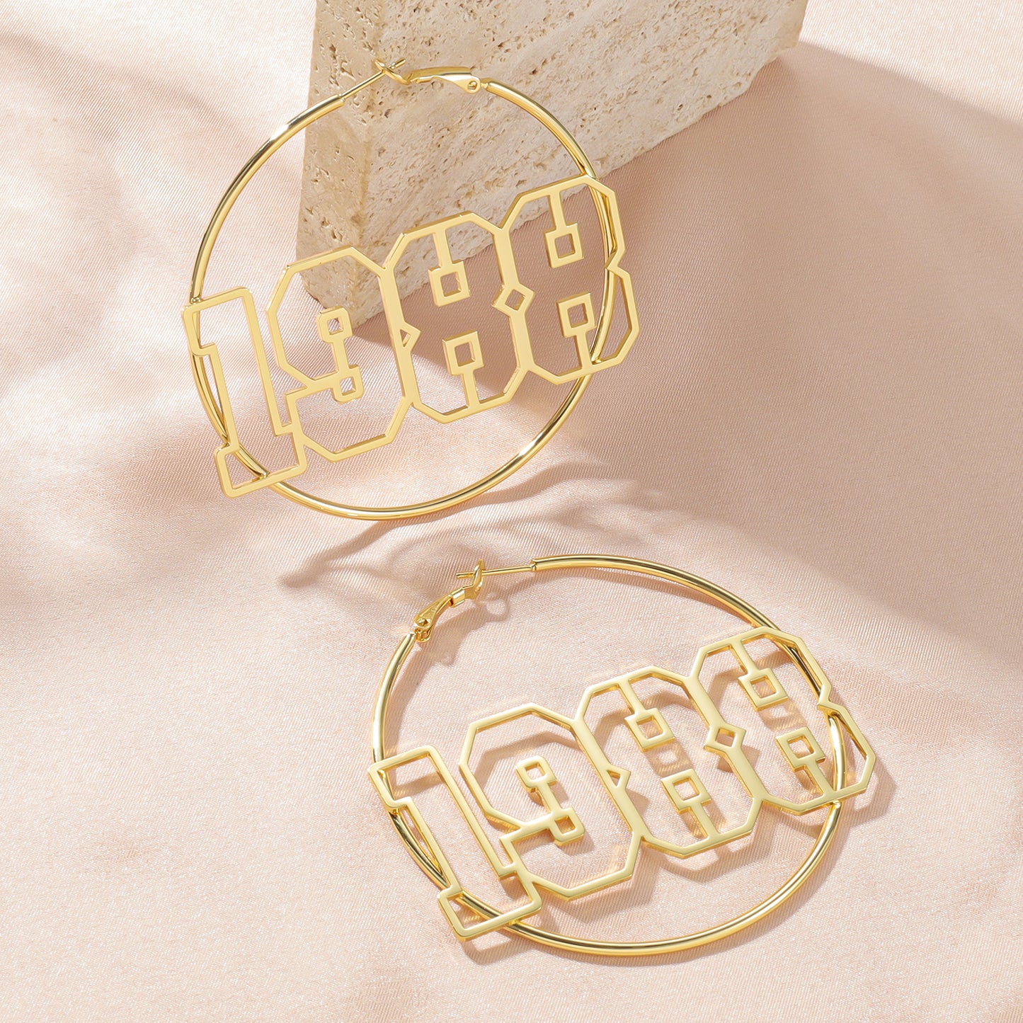 Custom Year Nummer Hoop Shape Earrings QNE3088