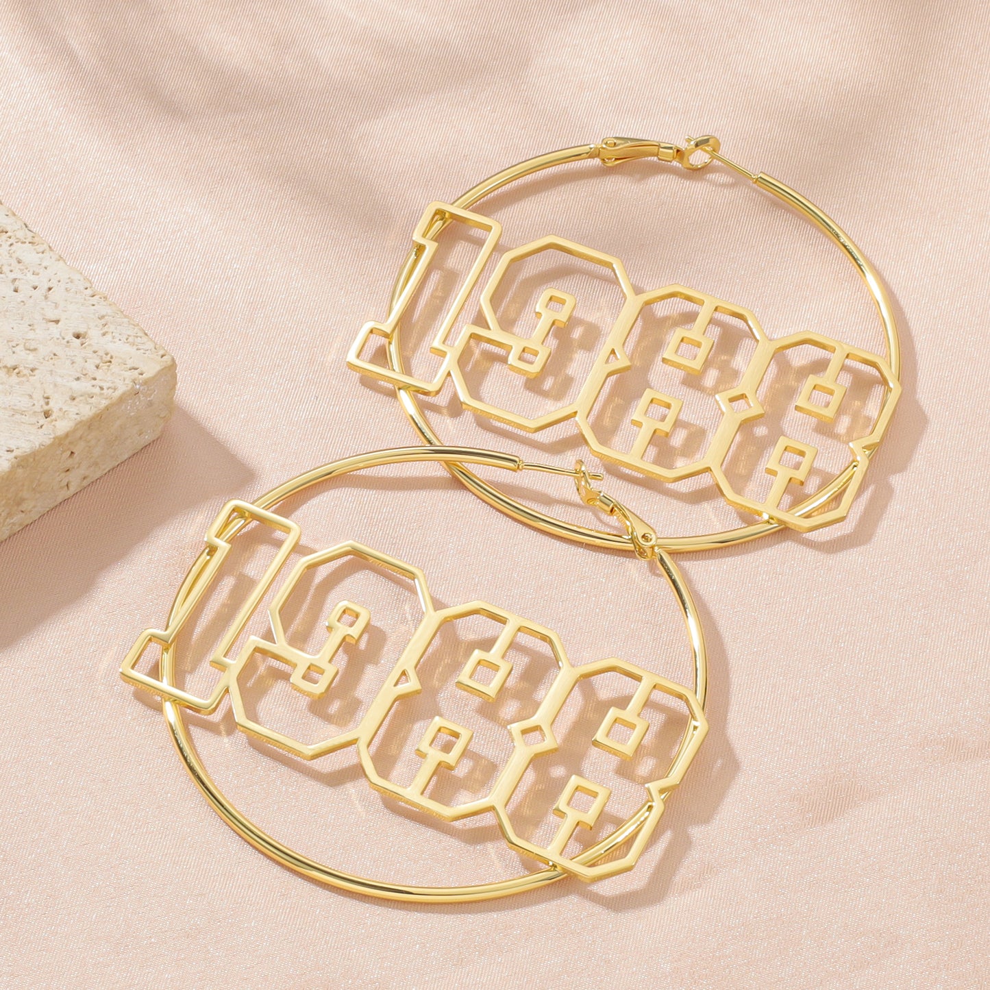 Custom Year Nummer Hoop Shape Earrings QNE3088