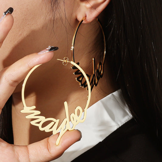 1 paire de boucles d'oreilles en acier inoxydable avec nom personnalisé QE006