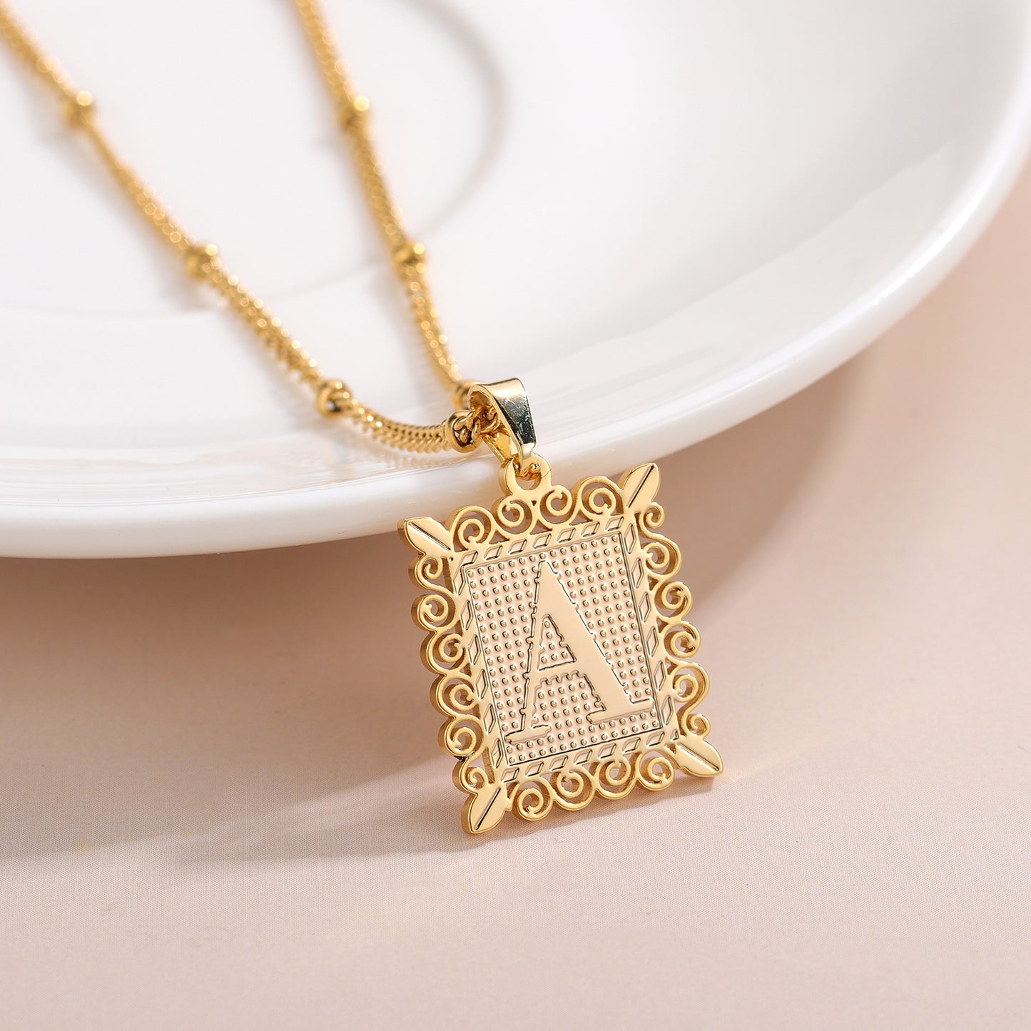 Pendentif lettre initiale majuscule rectangle MN1778