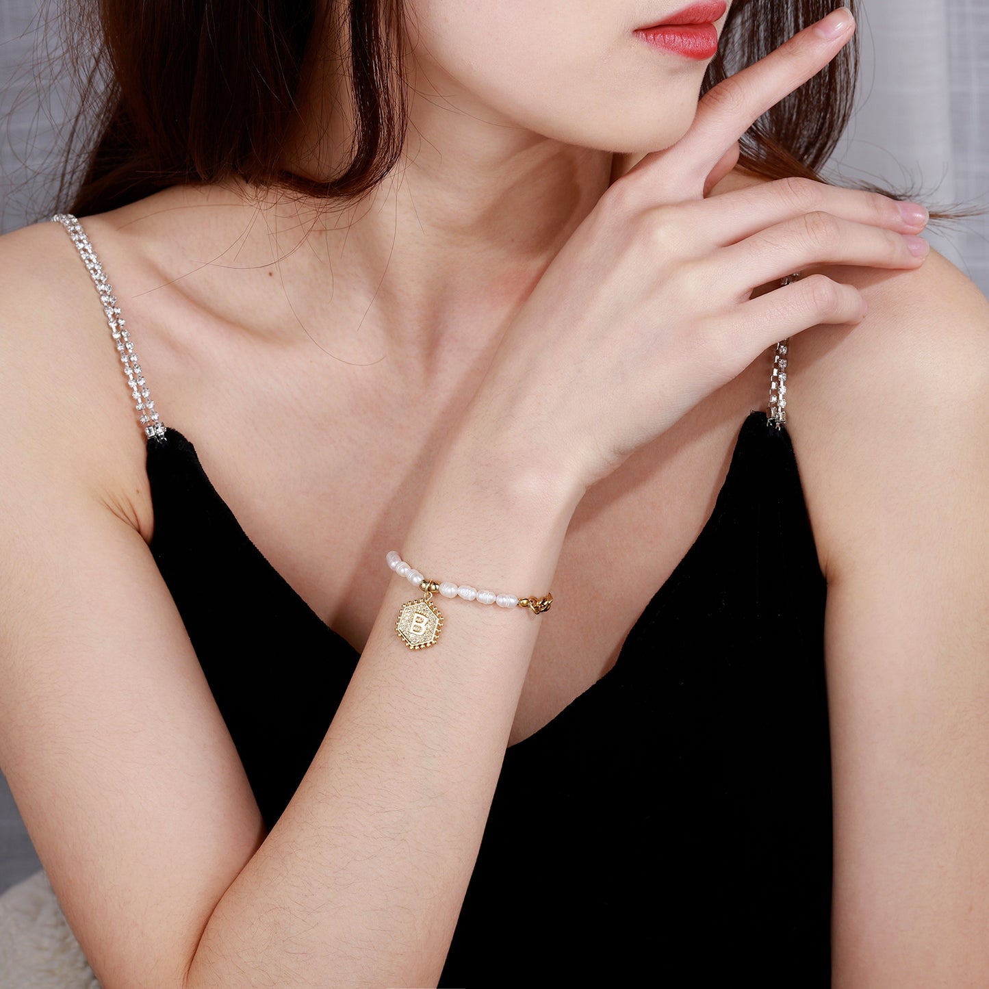 Armband mit Perlenkette und Anfangsbuchstaben QB526