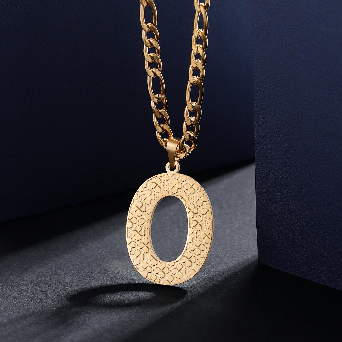 Collier chaîne gourmette initiale texturée à quatre feuilles SN592